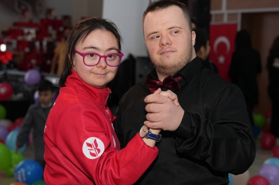 Başkan Özarslan söz verdi, yeni yılı özel bireylerle kutladı