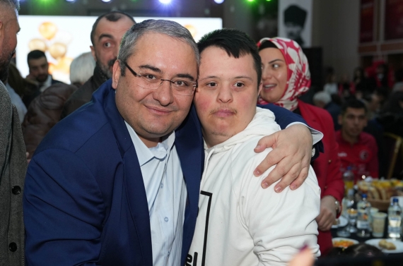 Başkan Özarslan söz verdi, yeni yılı özel bireylerle kutladı