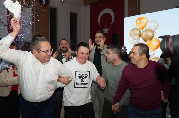 Başkan Özarslan söz verdi, yeni yılı özel bireylerle kutladı