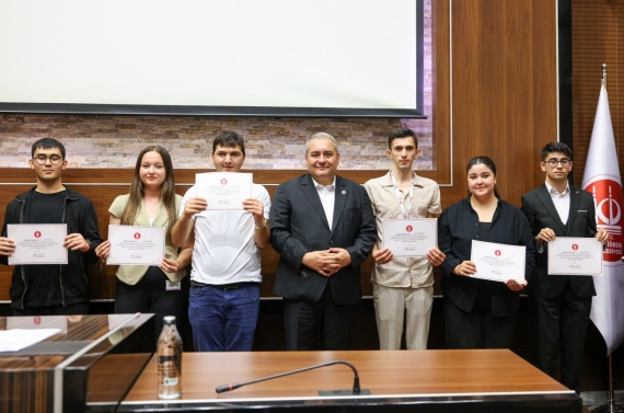 Başkan Özarslan stajını Belediyede tamamlayan öğrencilere sertifika verdi