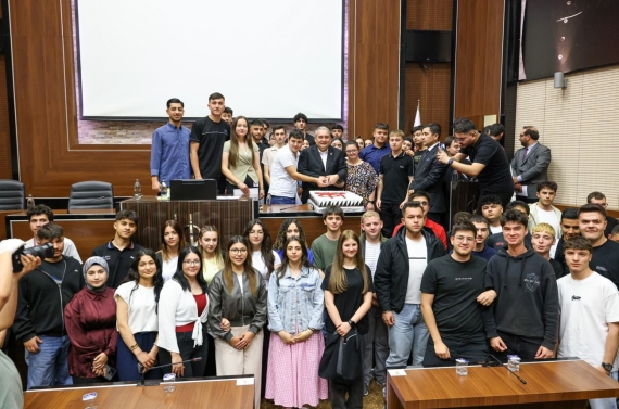 Başkan Özarslan stajını Belediyede tamamlayan öğrencilere sertifika verdi