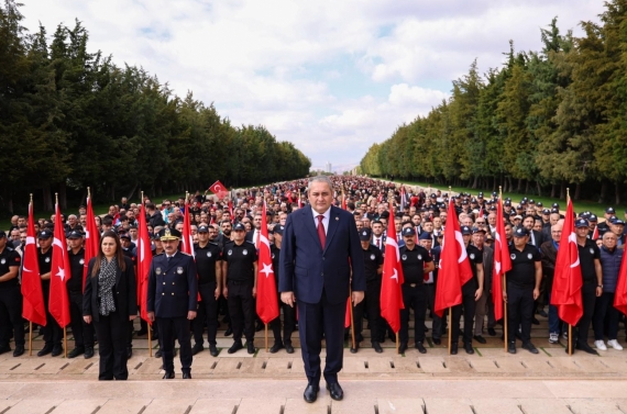 Başkan Özarslan ve on binlerce Keçiörenli Anıtkabir’de Ata’nın huzurunda