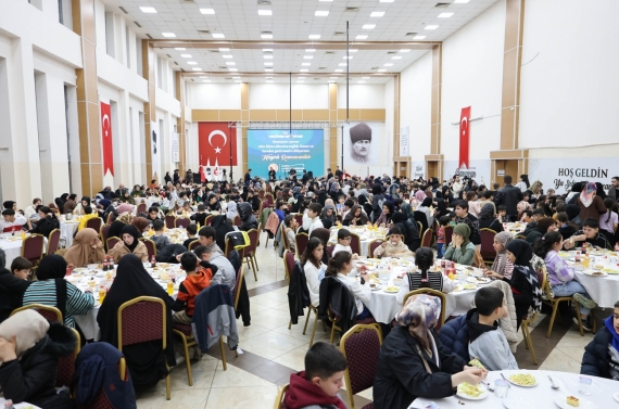 Başkan Özarslan yetim ve öksüz çocuklarla iftar sofrasında buluştu