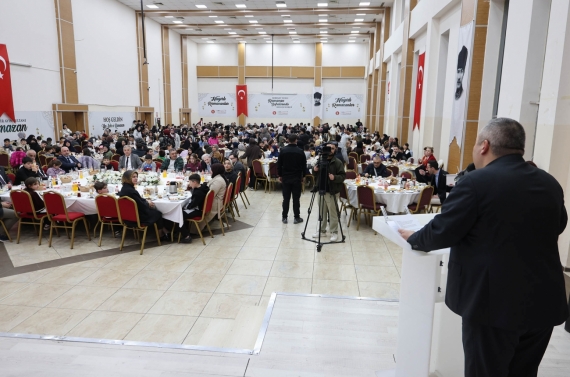 Başkan Özarslan yetim ve öksüz çocuklarla iftar sofrasında buluştu