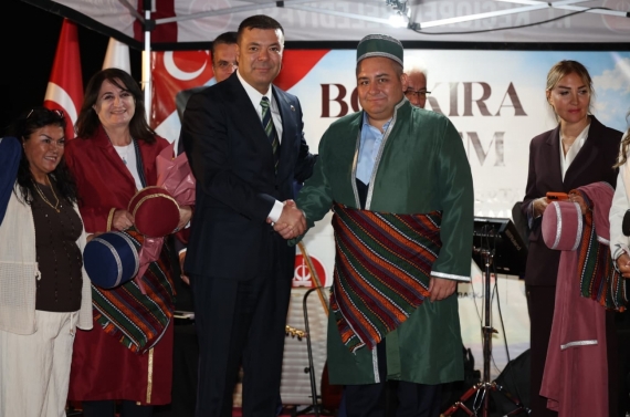 “Bozkıra Özlem” gecesinde Başkan Özarslan’a Ahilik Kaftanı takdim edildi