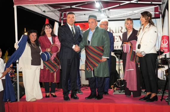 “Bozkıra Özlem” gecesinde Başkan Özarslan’a Ahilik Kaftanı takdim edildi