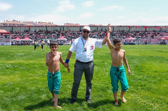 Cumhuriyet tarihinin en büyük karakucak güreşleri Keçiören’de başladı