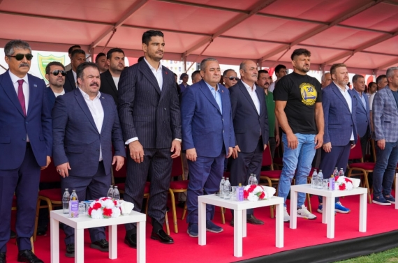 Cumhuriyet tarihinin en büyük karakucak güreşleri Keçiören’de başladı