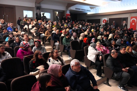 “Deliler Koğuşu” Keçiören’de izleyicinin yüreğine dokundu