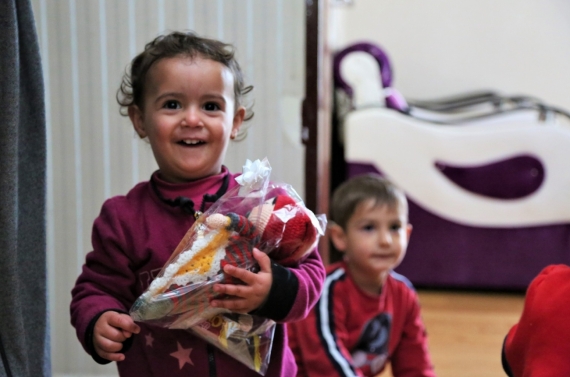 Depremzede çocuklar için rengârenk uyku arkadaşı