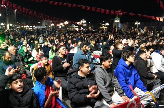 Dünya kupası coşkusu Keçiören’de dev ekrandan takip edildi