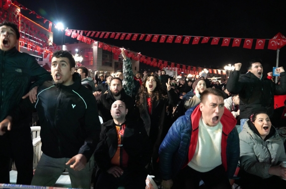 Dünya kupası coşkusu Keçiören’de dev ekrandan takip edildi