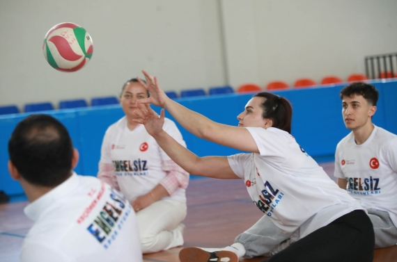 Engelsiz Spor Oyunları para atletizm ve oturarak voleybol oyunlarıyla devam etti