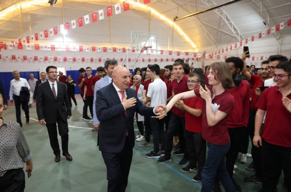 Etlik Anadolu Lisesi yeni spor salonuna kavuştu