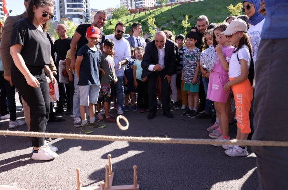 Geleneksel çocuk oyunlarıyla eğlendiler