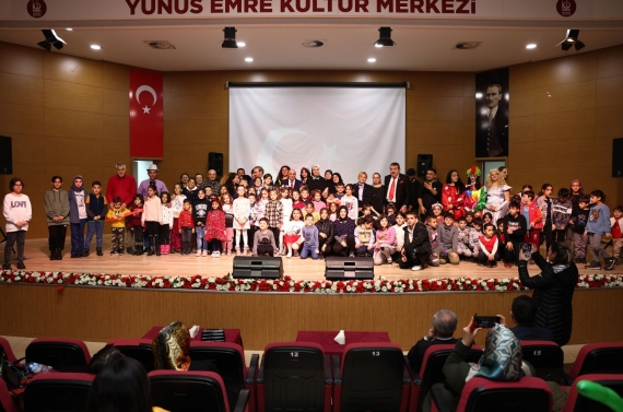 Gönüllü öğretmenlerden depremzede çocuklar için tiyatro