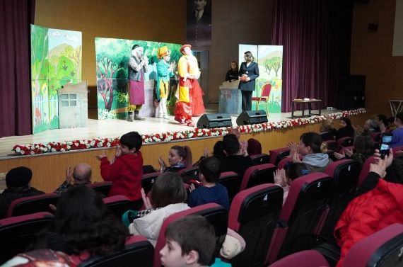 Gönüllü öğretmenlerden depremzede çocuklar için tiyatro