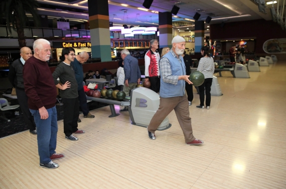 Huzurevi sakinleri bowling ile eğlendi