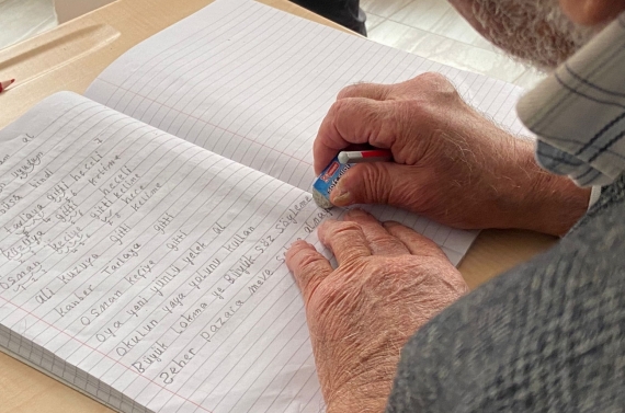 Huzurevindeki yaşlılar okuma ve yazmaya başladı