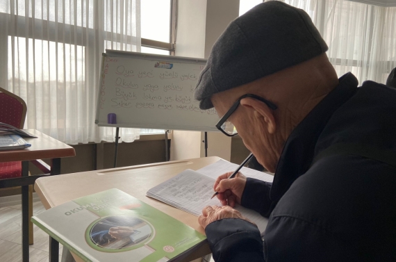 Huzurevindeki yaşlılar okuma ve yazmaya başladı