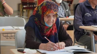 Huzurevindeki yaşlılar okuma yazma eğitimlerine başladı