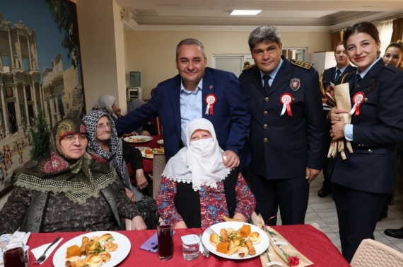 İtfaiyeciler Haftası’nda huzurevi sakinlerine anlamlı ziyaret