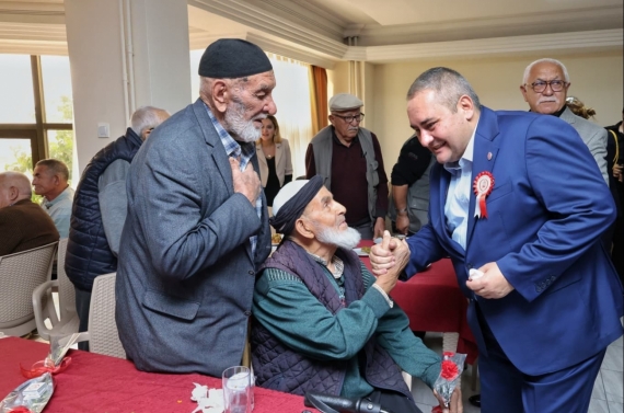 İtfaiyeciler Haftası’nda huzurevi sakinlerine anlamlı ziyaret