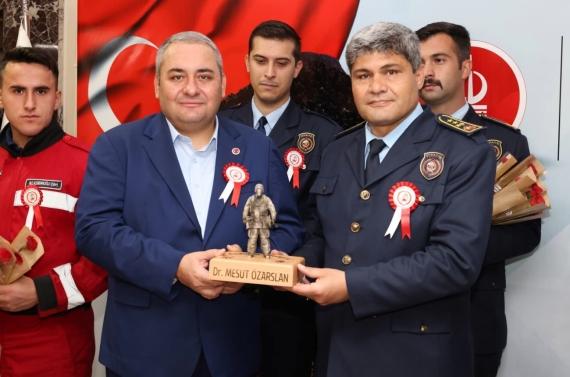 İtfaiyeciler Haftası’nda huzurevi sakinlerine anlamlı ziyaret