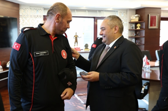 KEÇ-TİM Arama Ve Kurtarma Ekibi’ne akreditasyon peçlerini Başkan Özarslan takdim etti