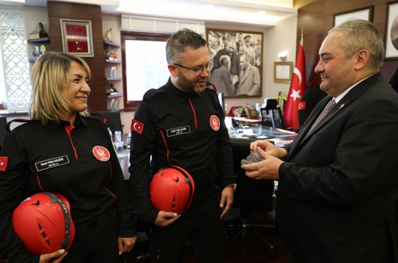 KEÇ-TİM Arama Ve Kurtarma Ekibi’ne akreditasyon peçlerini Başkan Özarslan takdim etti