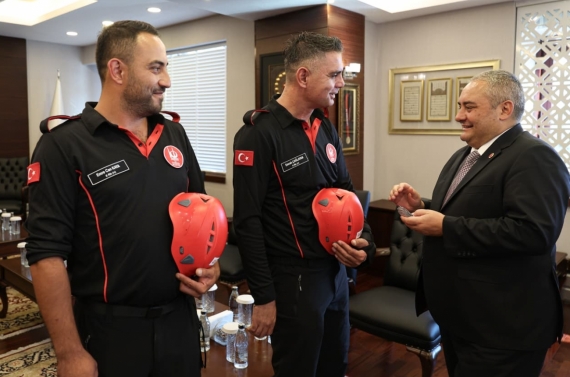 KEÇ-TİM Arama ve Kurtarma Ekibi’ne akreditasyon peçlerini Başkan Özarslan takdim etti