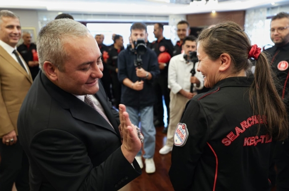 KEÇ-TİM Arama ve Kurtarma Ekibi’ne akreditasyon peçlerini Başkan Özarslan takdim etti