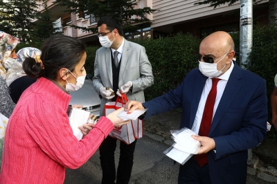 Keçiören Belediyesi 1 milyon adet maske, 100 bin şişe dezenfektan üretti ve dağıttı