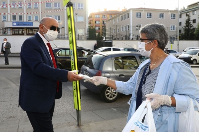 Keçiören Belediyesi 1 milyon adet maske, 100 bin şişe dezenfektan üretti ve dağıttı