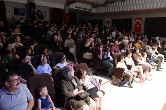 Keçiören Belediyesi “Çizmeli Kedi” ile minik tiyatroseverleri buluşturdu