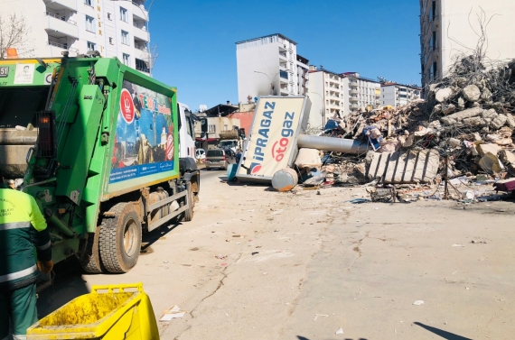 Keçiören Belediyesi deprem bölgesindeki çöpleri topluyor