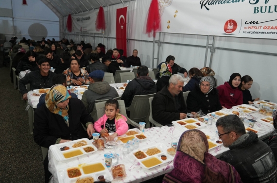 Keçiören Belediyesi her gün binlerce kişiyi iftar sofrasında buluşturuyor
