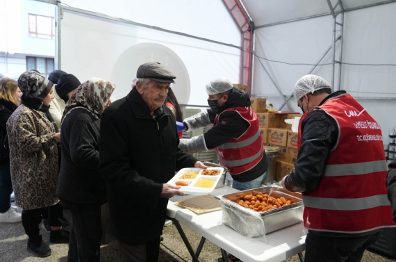 Keçiören Belediyesi her gün binlerce kişiyi iftar sofrasında buluşturuyor