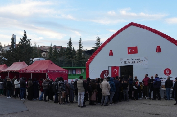 Keçiören Belediyesi her gün binlerce kişiyi iftar sofrasında buluşturuyor