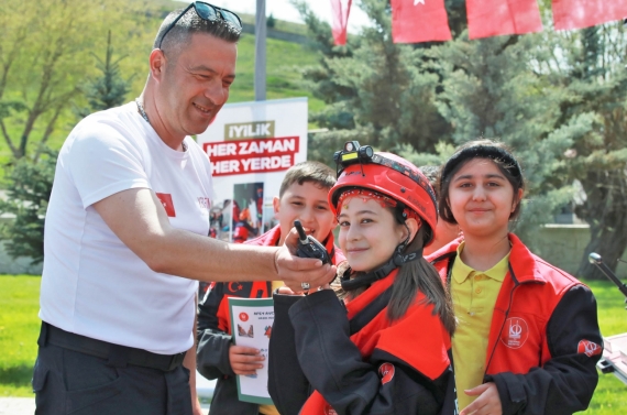 Keçiören Belediyesi’nden çocuklara hayat kurtaran afet eğitimi
