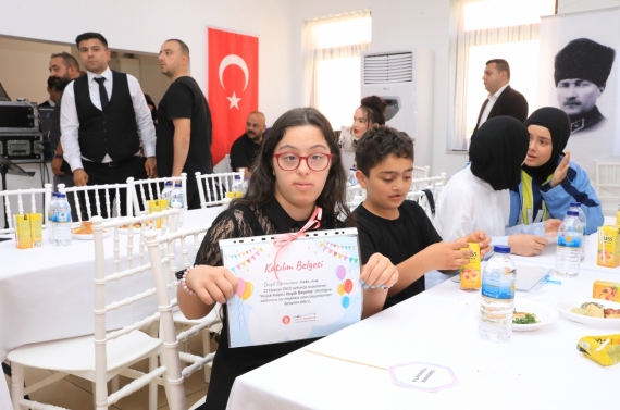 Keçiören Belediyesi’nden engelli çocuklara karne hediyesi