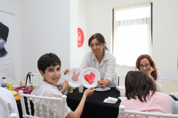 Keçiören Belediyesi’nden engelli çocuklara karne hediyesi