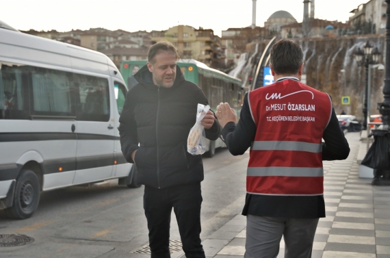 Keçiören Belediyesi’nden sıcak yemek ve ramazan kumanyası ikramı