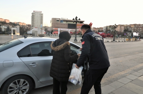Keçiören Belediyesi’nden sıcak yemek ve ramazan kumanyası ikramı
