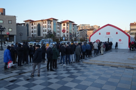 Keçiören Belediyesi’nden sıcak yemek ve ramazan kumanyası ikramı