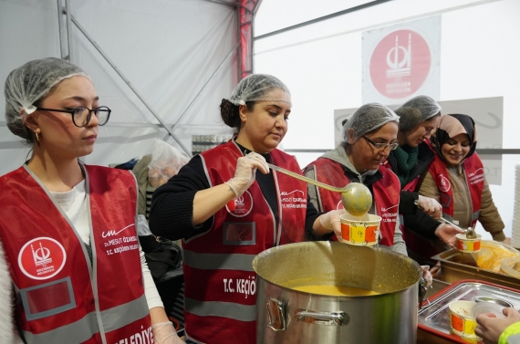 Keçiören Belediyesi’nden sıcak yemek ve ramazan kumanyası ikramı