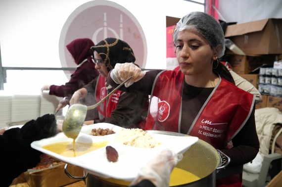 Keçiören Belediyesi’nden sıcak yemek ve ramazan kumanyası ikramı