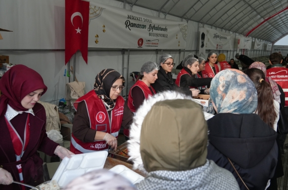 Keçiören Belediyesi’nden sıcak yemek ve ramazan kumanyası ikramı