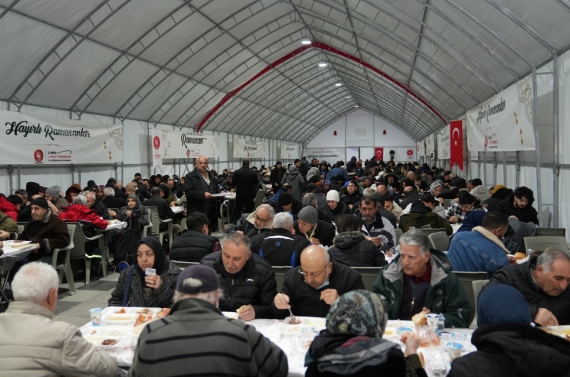 Keçiören Belediyesi’nden sıcak yemek ve ramazan kumanyası ikramı