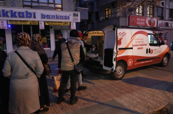 Keçiören Belediyesi’nden vatandaşa sıcak çorba ikramı